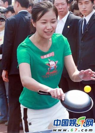 徐靜蕾平底鍋打乒乓 架勢專業(yè)不遜李佳薇(圖)