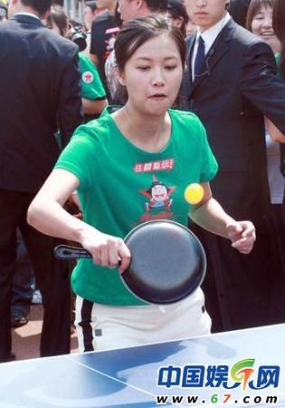 徐靜蕾平底鍋打乒乓 架勢專業(yè)不遜李佳薇(圖)