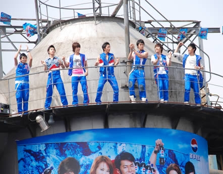 Super Junior出席活動 高空起舞歌迷尖叫(圖)