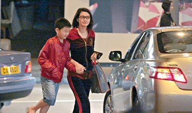 洪欣攜子出街狂掃貨 急不可耐下嫁小男友(圖)
