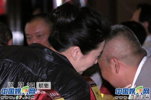 許晴開奔馳越野車氣派不凡 與富商“咬耳朵”