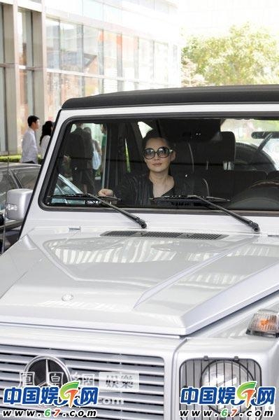 許晴開奔馳越野車氣派不凡 與富商“咬耳朵”