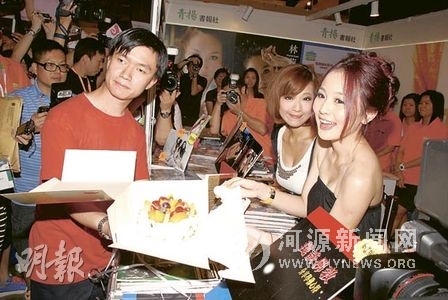 李蘊生日性感現(xiàn)身書展周秀娜粉絲鄭智殷送蛋糕