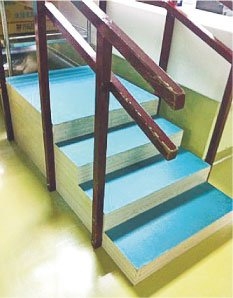 Selina首次進(jìn)行“復(fù)健樓梯” 未婚夫陪伴鼓勵(lì)(圖)